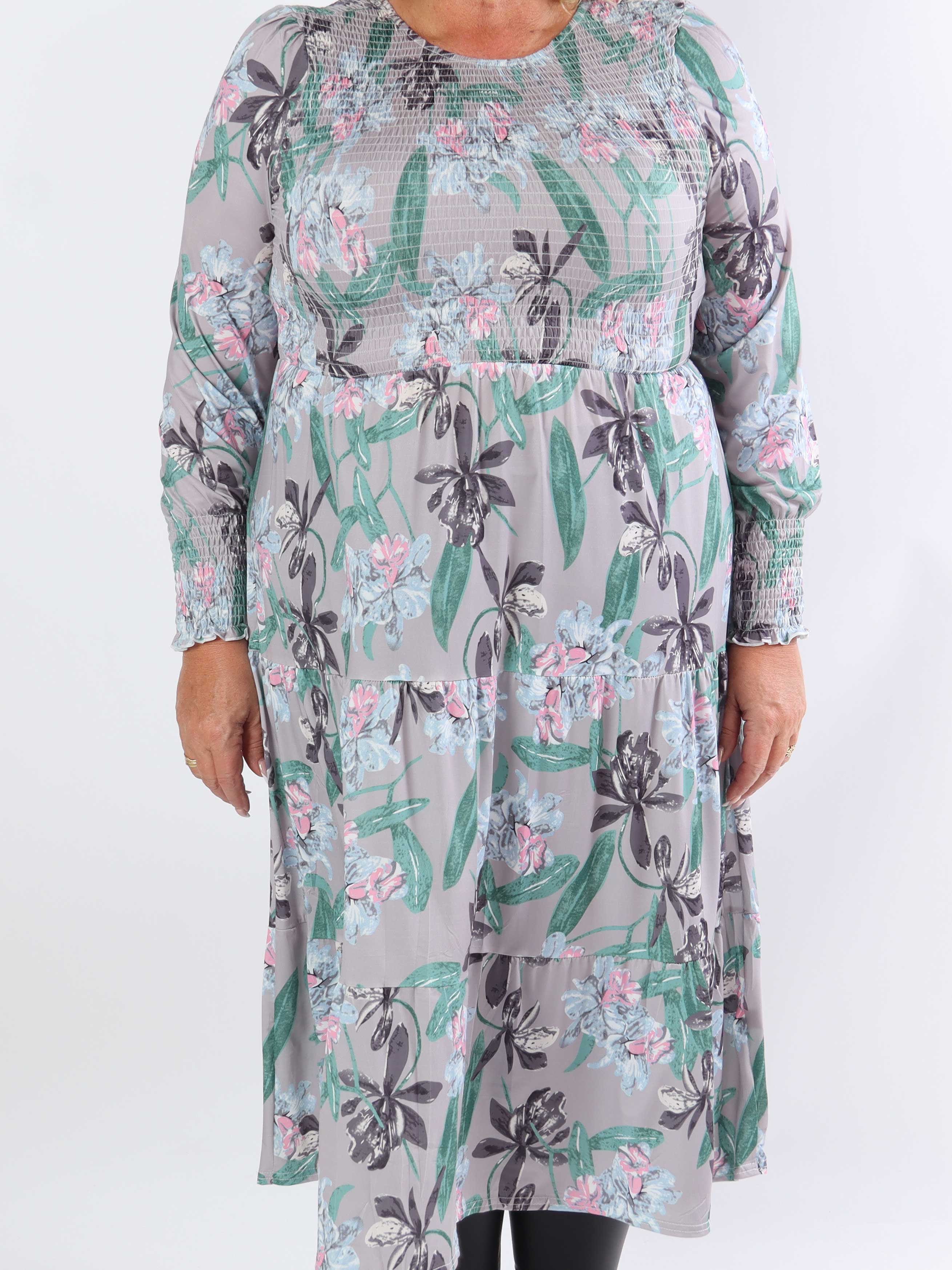 Kelly Flower Dress - Elastisk plus size kjole med smock henover brystet